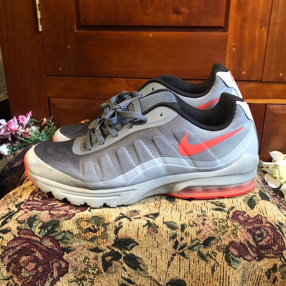 Nike Air Max Invigor Sneakers